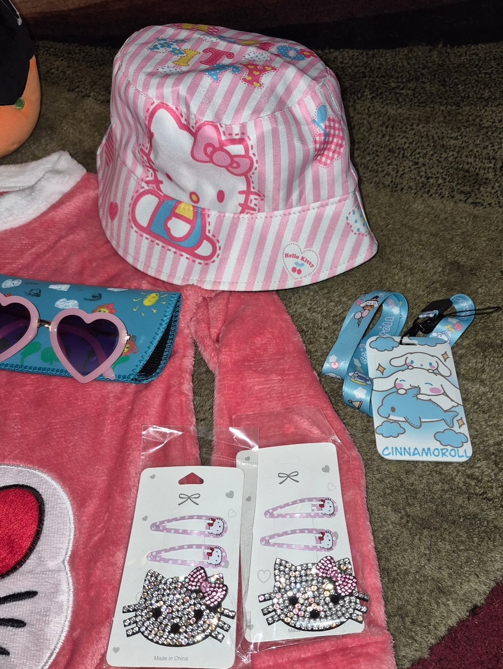 Hello Kitty Accessory Bundle - Picture 2 of 5